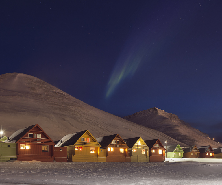 Fargerike hus i Spitsbergen på Svalbard. 9 hus ble tragisk tatt av ras desember 2015. Husene på bildet berget. Foto: Spitsbergen Travel, Hanne Feyling