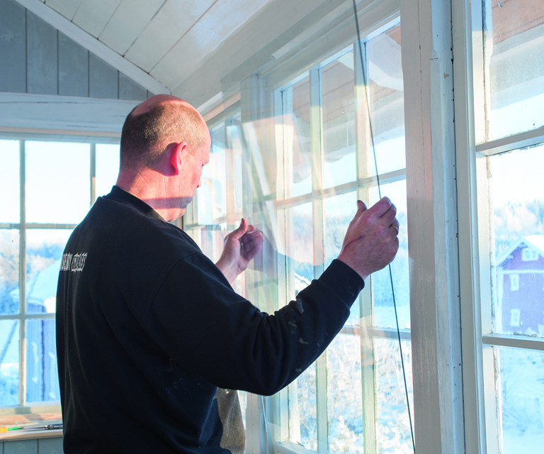 Et effektivt tiltak dersom du ikke har plass til hengslede varevinduer er å montere glass i en ramme som skrus fast i yttervinduets ramme. Foto: Norske Hjem