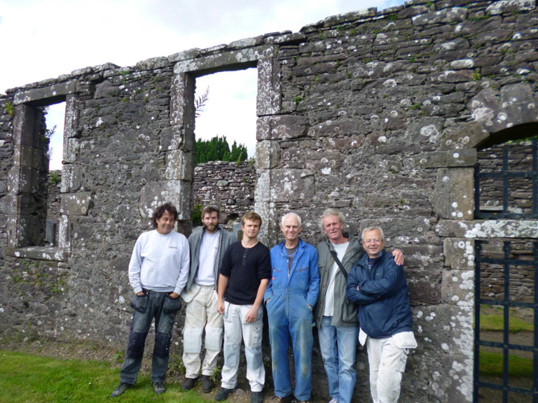 Duncan og gjengen fra T. Berner & co AS. Bak oss står ruinene av Blackford Old Parish Church. fv: Trygve, Nils Kr., Giacomo, Duncan, Terje og Henryk.