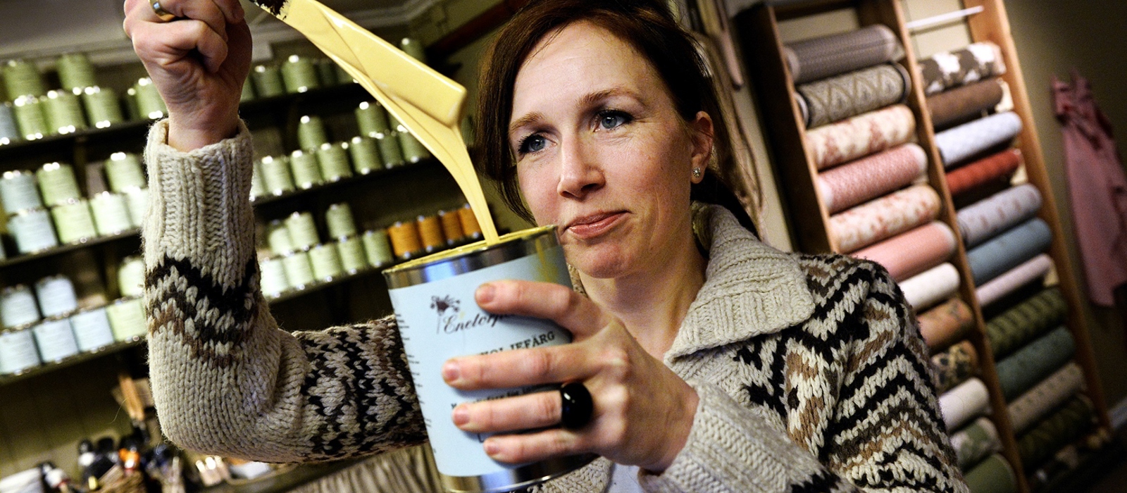 Lise Enger, en av innehaverne av Fagerheim og Solberg, som blant annet selger gammeldags linoljemaling, på Staubø. Foto: Anne Karin Andersen