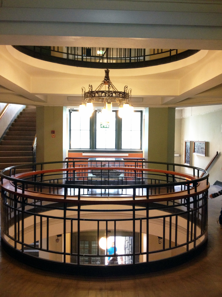 Smijern er også brukt innendørs. Ikke bare i lysekroner, men som her i Geologisk museum på Tøyen i Oslo. Foto: Christel E. Wigen Grøndahl