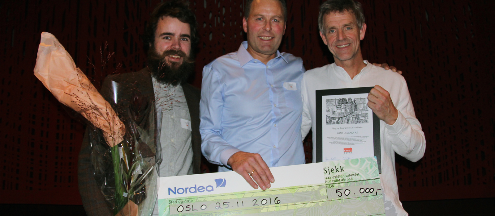 Joakim Stangeland, Harald Ueland og Kjell Høie fra Høie Ueland as er vinnere av Bygg og Bevar-prisen 2016. Foto: Bygg og Bevar