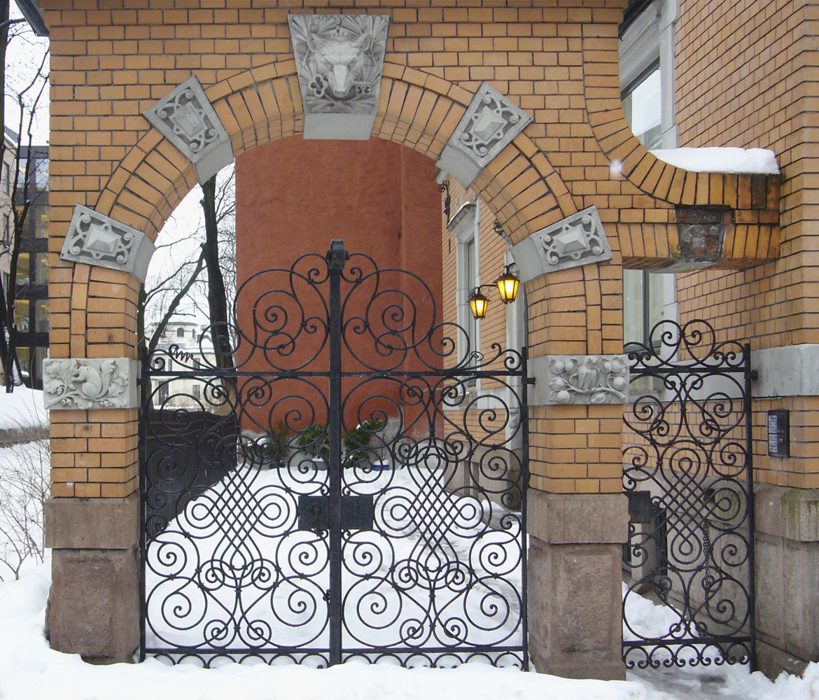 Den flotte Sverregården har selvsagt også forseggjorte smijernsdetaljer, som denne porten. Arbeidene er utført v C. F. Andersen. Foto: Karen Bjerke