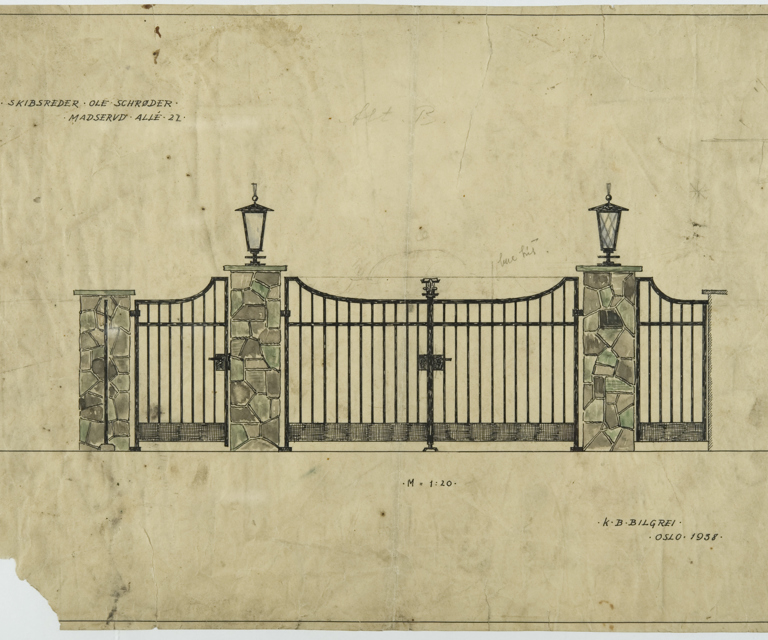 Tegning av port til villa i Madserud allé. Motivet med lampene var et ofte benyttet element i Bilgreis arbeider. Ofte hadde porten monogram eller en medalje sentralt plassert. 
