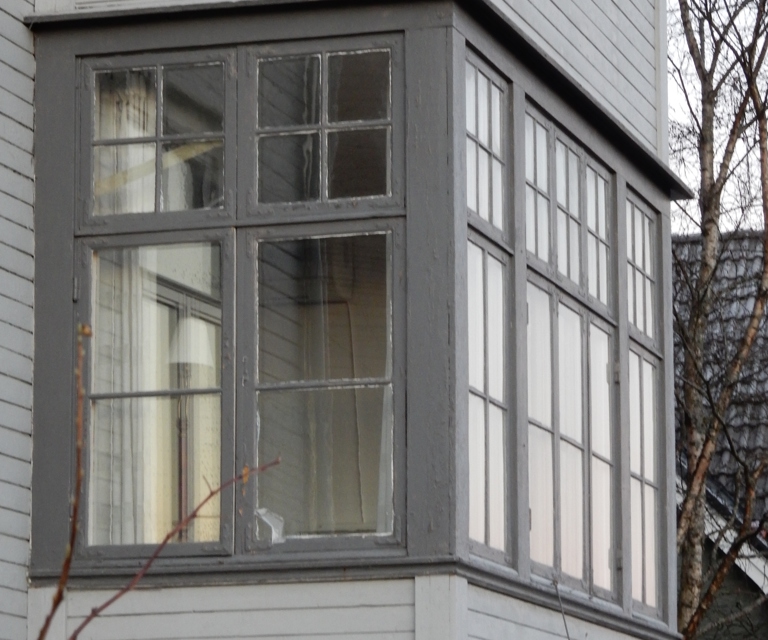 Stavnemovegen 7 har noen aldersverdier intakt i glassverandaene. Med godt vedlikehold kan vinduene stå i 100 år til. Foto: Byantikvaren i Trondheim