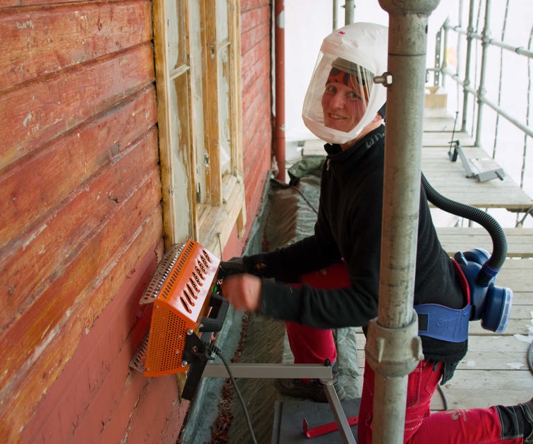 BESKYTTET: Trine Wanvik tar arbeidsmiljøet på alvor når hun fjerner blyholdig maling. Foto: Georg Mathisen, Maleren