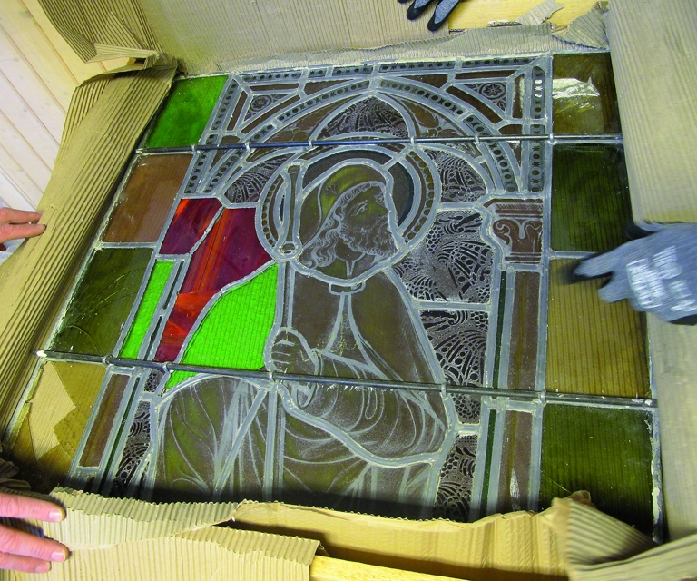 Et glassmaleri fra Halden katolske kirke, antageligvis fra slutten av 1800-tallet. De røde og grønne bitene skal erstattes.