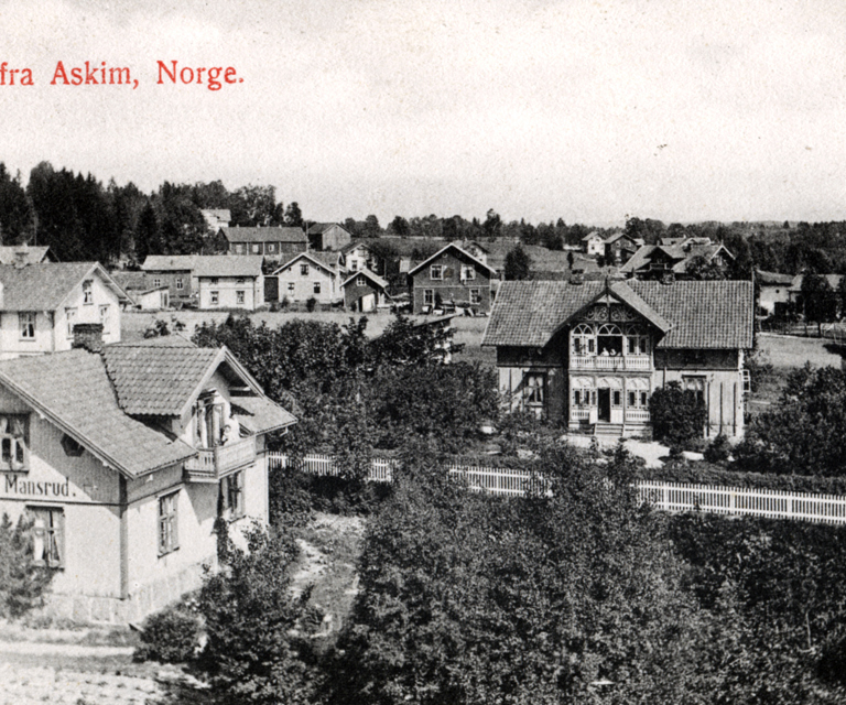 Typisk tettsted i nærheten av en jernbanestasjon. Bebyggelse oppført i sveitserstil, fotografert tidlig 1900.