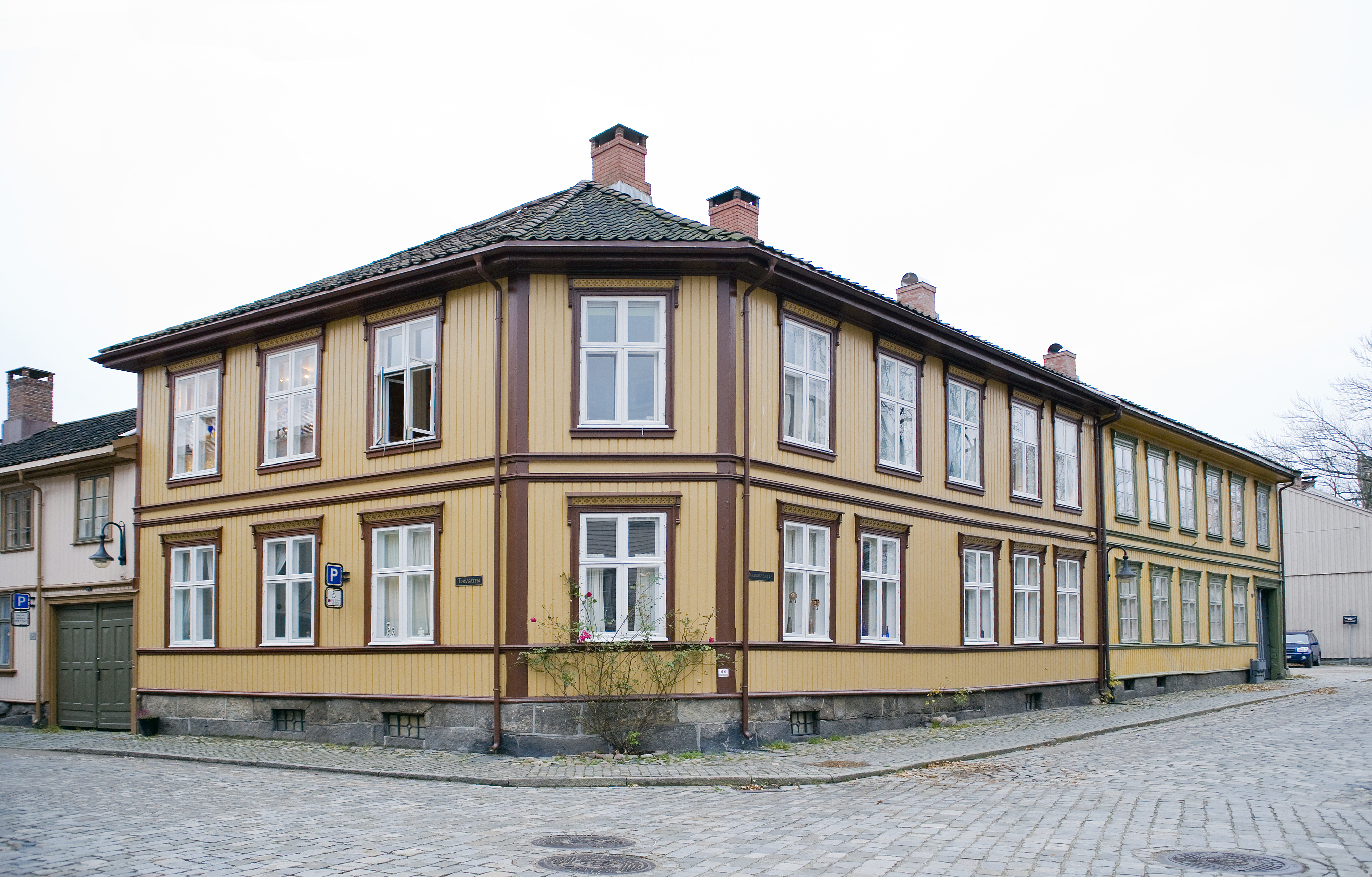 Eksempel på bygård i sveitserstil. Dette huset ligger i Gamlebyen i Fredrikstad. Det har trolig tilnærmet lik opprinnelig fargesetting. Tidstypiske krysspostvinduer med flotte detaljer i omrammingen.