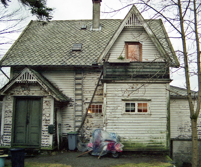 Ikke lenger en staselig villa. Året er 1992, og nye eiere har tro på prosjektet. Foto: Øyvind Johnsen