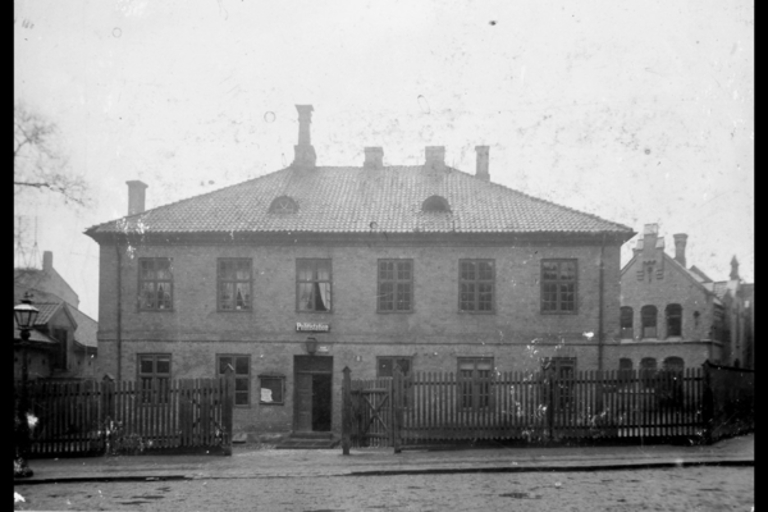 Pipervikens politistation. fot. N. Skarpmoen Almueskole indtil ca. 1870