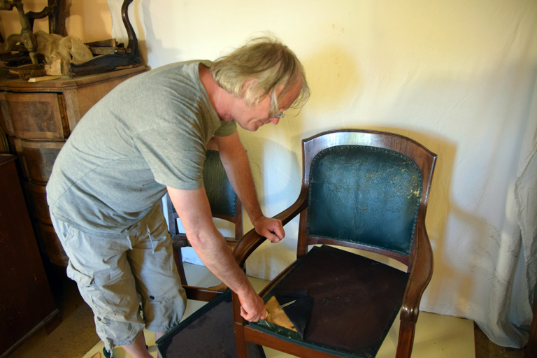 Det er bygningsantikvar og håndverker Ragnar Kristensen som nå skal sette istand møblene. Foto: Sjur Harby
