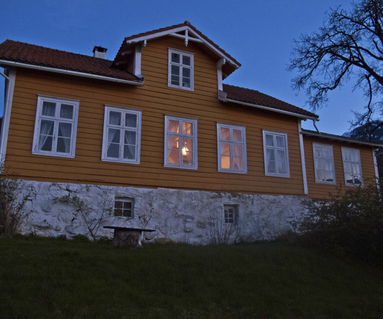 Hus i høstkveld Foto: Øyvind Johnsen