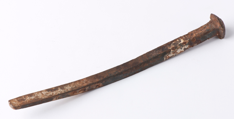 Klipt spiker smalner av mot tuppen. Dette har flere fordeler. Foto: Larvik museum