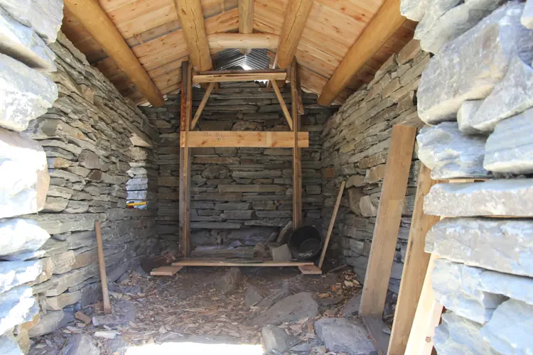 Salingen er bygget. Det loddrette bordet indikerer ovnstreet, mens de skråstilte bordene markerer utkragingen.