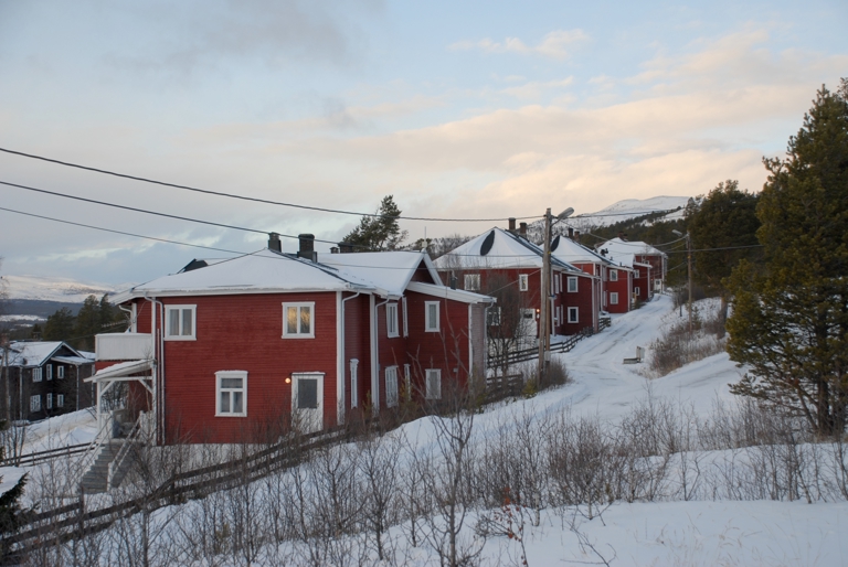 Boligbrakker ved Folldal verk. Her bodde det to til fire familier i hver enkelt brakke. Foto: Ulf I. Gustafsson, Riksantikvaren.