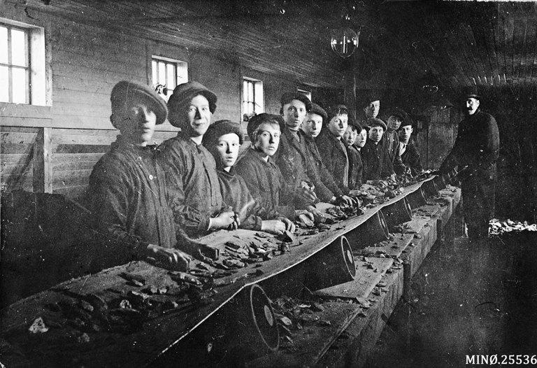 I plukkhuset arbeidet mindreårige med å sortere mineral fra gråmasse (ca. 1912). Foto: Musea i Nord-Østerdalen. 